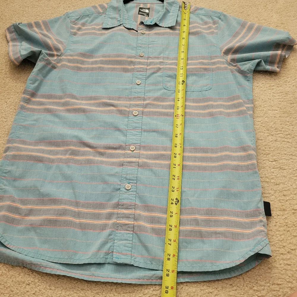 The North Face Chambray Pursuit Men's Medium‎ Short Sleeve Button Up Shirt Blue